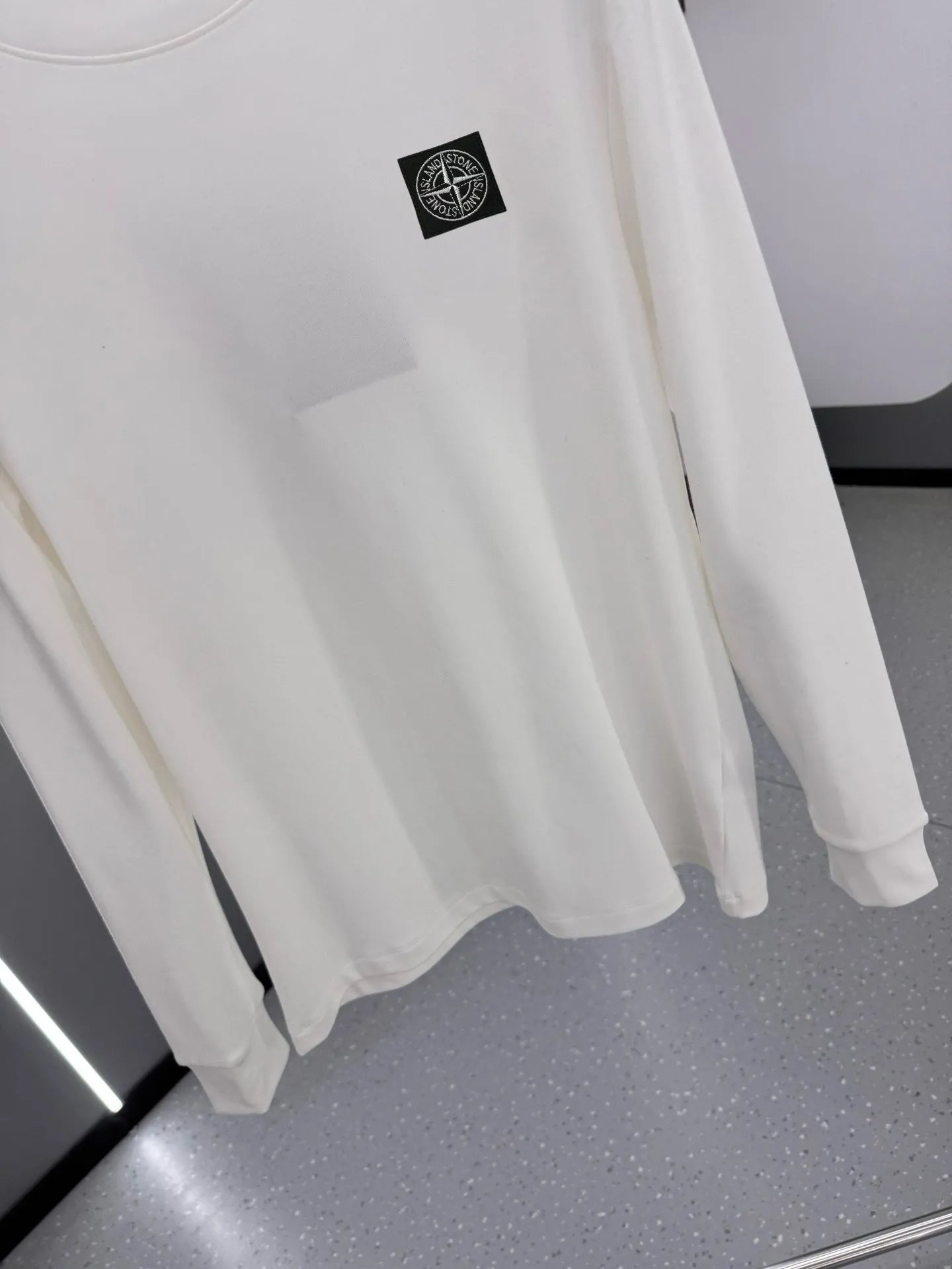 P220 Stone Island 2025 autumn and winter men's latest trade order mid-collar bottoming shirt, in full condition! ! Designed with logo embroidery! Customized 100% pure cotton fabric! Weighing 330g, the upper body is comfortable and breathable, not stiff, and has a rich three-dimensional feel overall. It is a quality export order that meets the simple needs of commuters. The upper body effect is very good, slimming, and not picky about the figure. The fabric workmanship is impeccable. Black White Size: XS-2XL